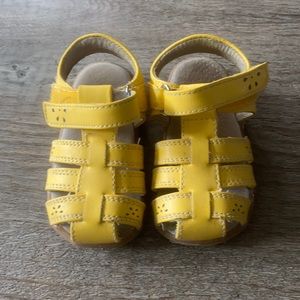 Beautiful yellow girls sandles toddler size 5